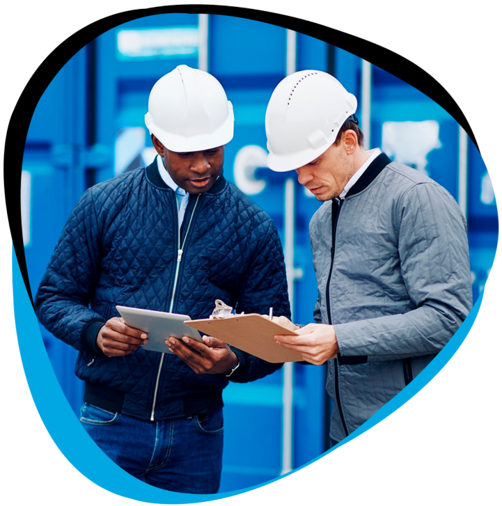 Trabalhadores olhando pranchetas